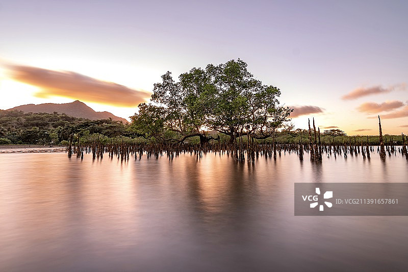 马约特岛，日落时湖面对着天空的风景图片素材