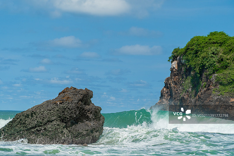 天气晴朗时的印尼海岸自然风光图片素材