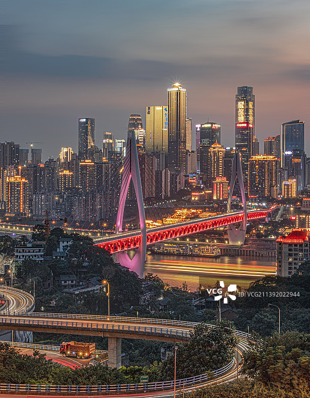 重庆夜色下的东水门大桥图片素材