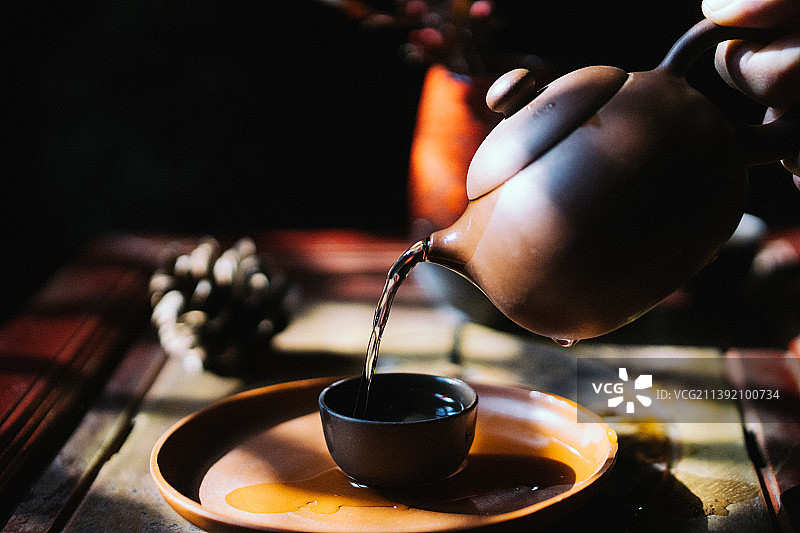 复古紫砂茶壶与茶具特写图片素材