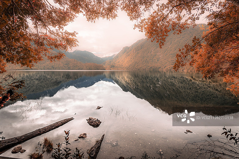 秋天的湖对着天空的风景，波多黎各蒙特，洛斯拉各斯地区，智利图片素材