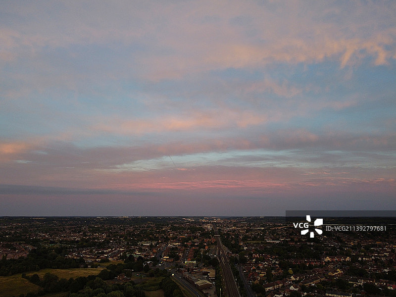 绚丽的空中高角度镜头的彩色天空和云在英国卢顿镇在日落，卢顿，英国，英国图片素材