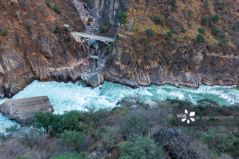 云南虎跳峡峡谷谷底，湍急、清澈的河水图片素材