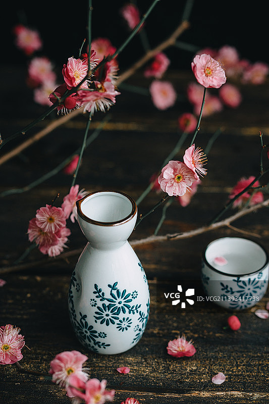 日系和风酒壶和樱花摆放在一起图片素材