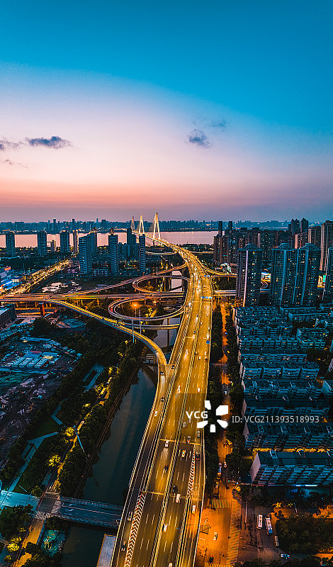 夏季武汉二七长江大桥互通式立交竖枢纽夜景航拍风光图片素材