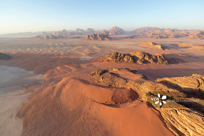 从空中俯瞰约旦瓦迪拉姆保护区的沙漠图片素材