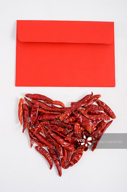 心形辣椒和红色信封图片素材
