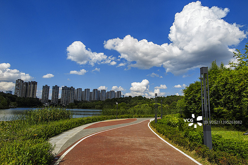 城市与公园主题，中国贵州贵阳市观山湖区阅山湖公园夏日风光图片素材