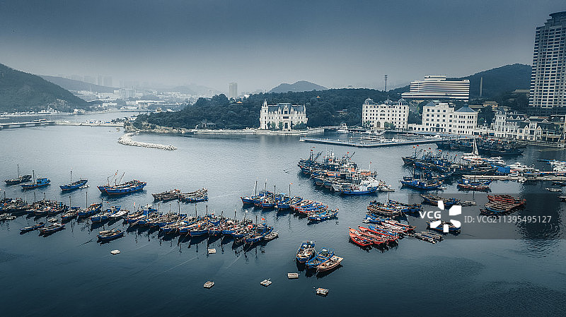 航拍视角下的渔港码头图片素材