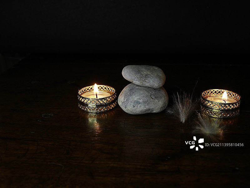 浪漫的水疗-按摩石头和鲜花在蜡烛光木制背景与副本空间图片素材