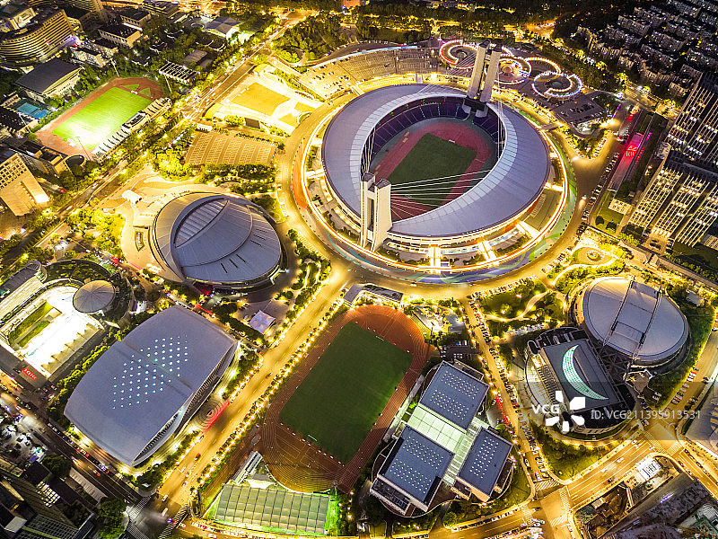 杭州黄龙体育中心建筑群夜景航拍图片素材