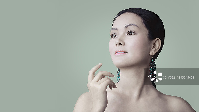 东方女性中国风民族风藏族耳环正侧面弯手造型图片素材
