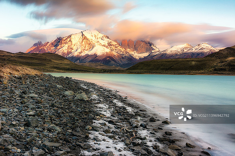 落日期间，白雪皑皑的山脉映衬着天空的风景，托雷斯德尔潘恩，智利图片素材