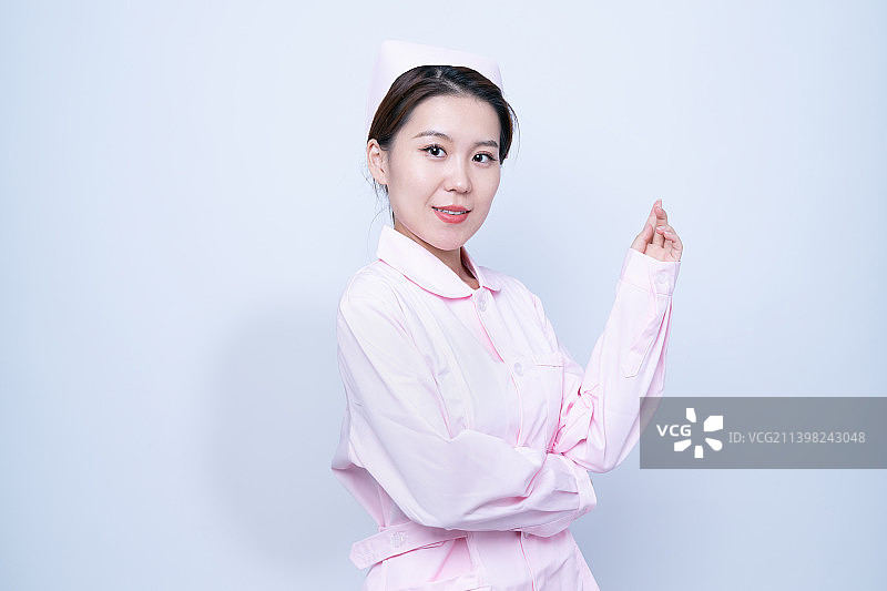 身穿粉色护士的年轻女性医护人员图片素材