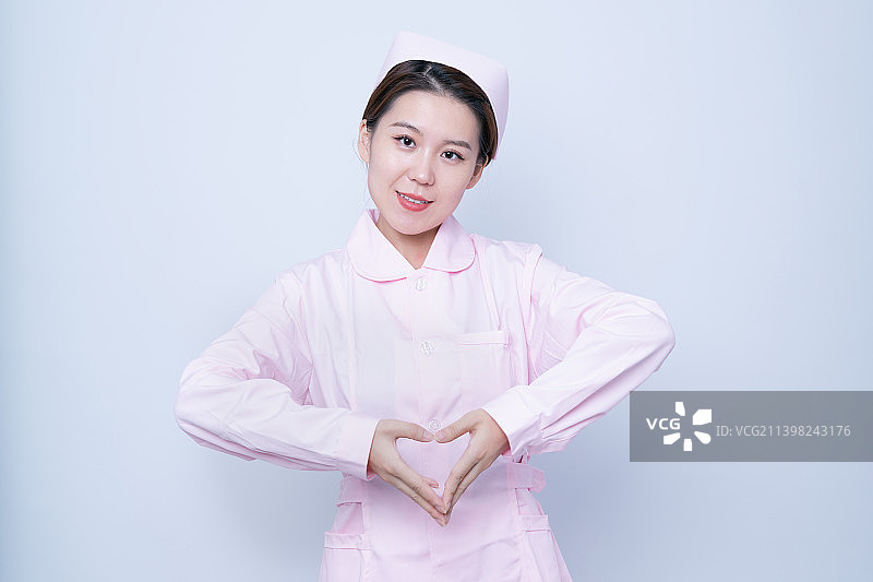身穿护士的年轻女性爱心手势医护人员图片素材