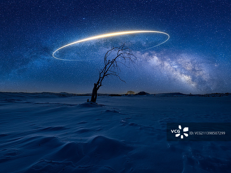内蒙古赤峰坝上草原冬季雪地上的星空，光环概念科技蓝色背景图片素材