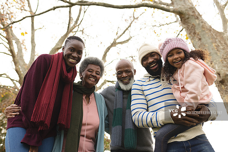 秋天花园中幸福的非裔美国人多代家庭形象图片素材