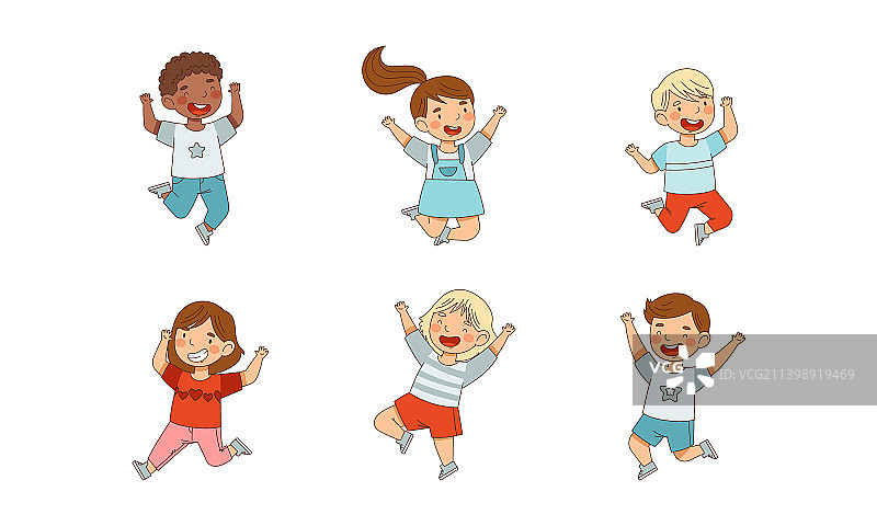 小男孩快乐，小女孩跳跃快乐图片素材