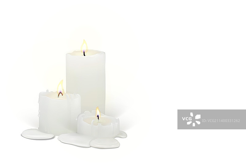 一套现实的燃烧蜡烛在一个白色图片素材