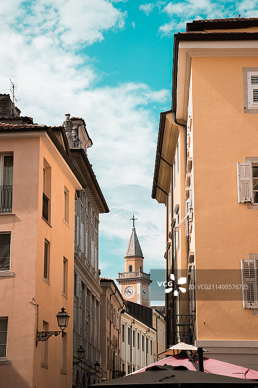 意大利里雅斯特省的里雅斯特，一个阳光明媚的日子，教堂矗立在建筑物中间图片素材