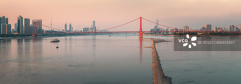 武汉鹦鹉洲长江大桥日落航拍图片素材