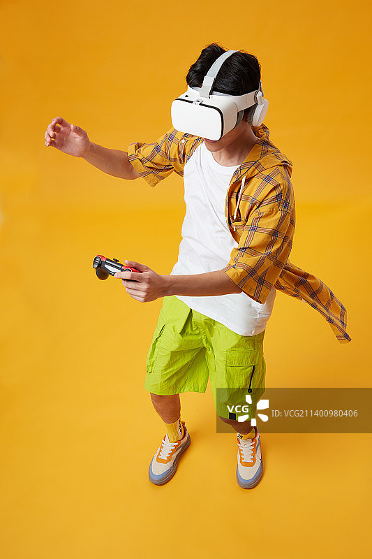 头戴VR的年轻男孩图片素材