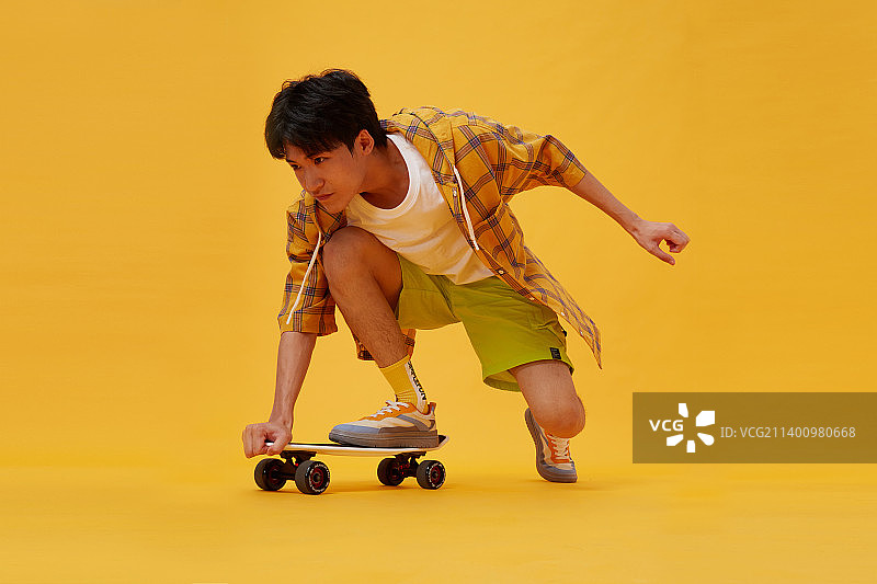 玩滑板的年轻男孩图片素材