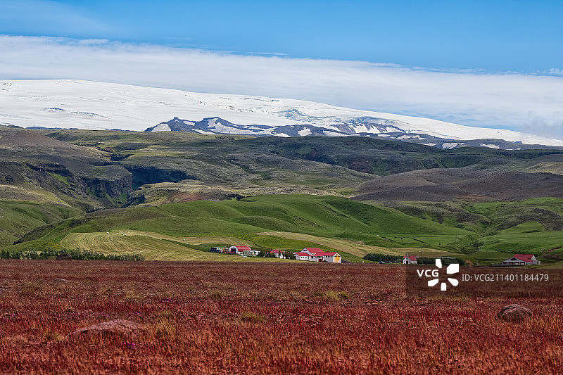 红色的草和屋顶冰岛海洋中美丽的火山岛图片素材