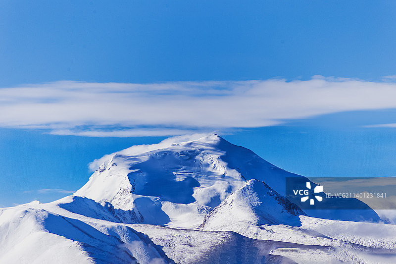 开始入冬的卓木玉莫雪山图片素材