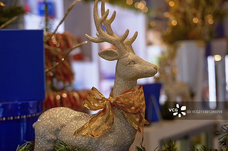 用蝴蝶结装饰的圣诞鹿装饰的商店图片素材