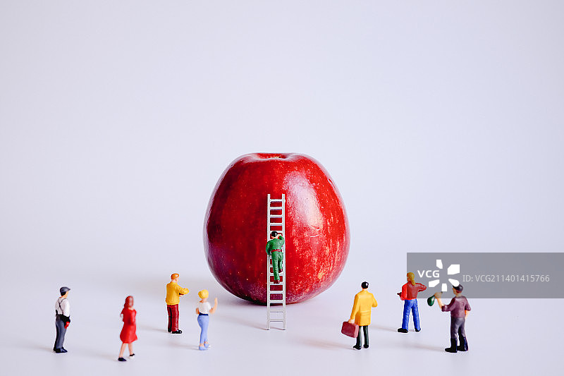 微缩创意  我给大家摘苹果 健康 生活方式 水果  果实图片素材