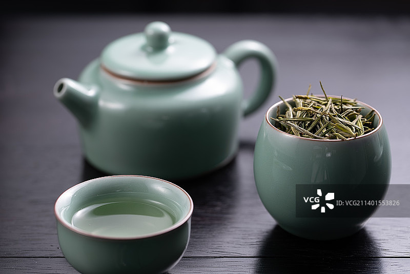 桌上茶具绿茶茶汤图片素材