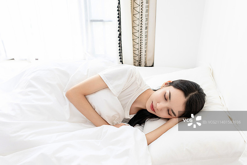 卧室里一名中国美女在休息睡觉图片素材