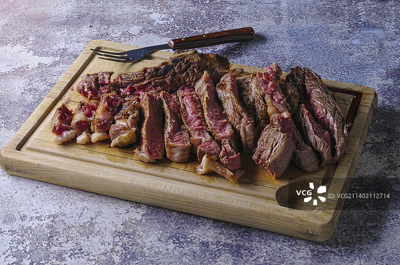切菜板上肉的高角度视图图片素材