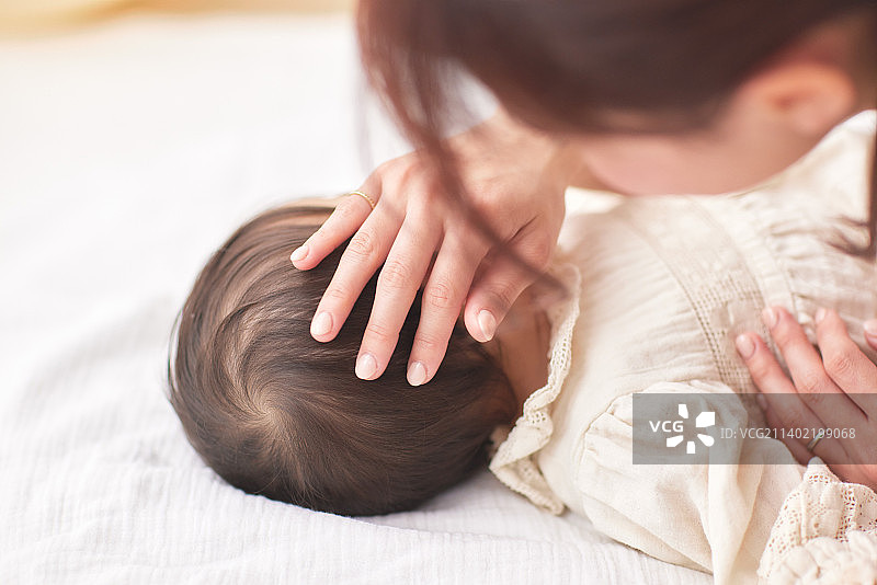 日本新生儿与母亲在一起图片素材