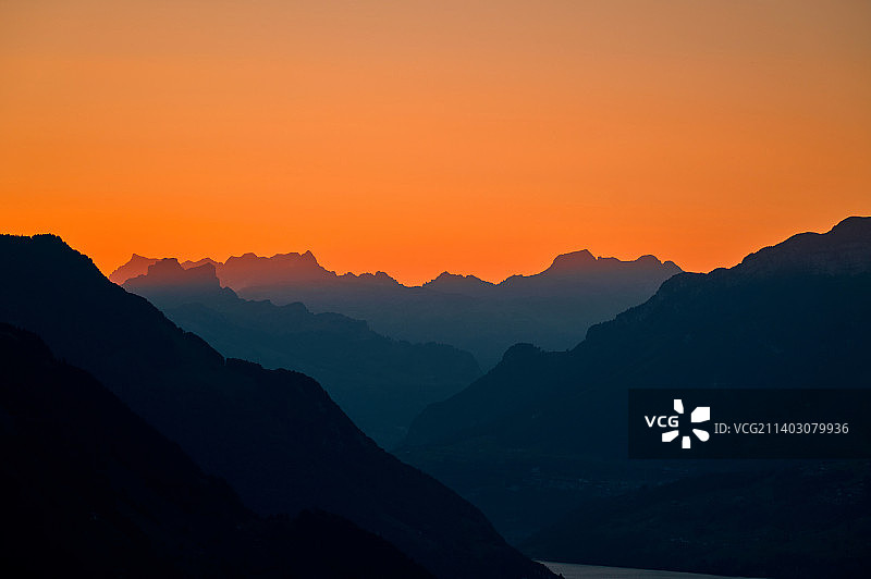 在瑞士Honegg，日落时山脉在天空下的剪影图片素材
