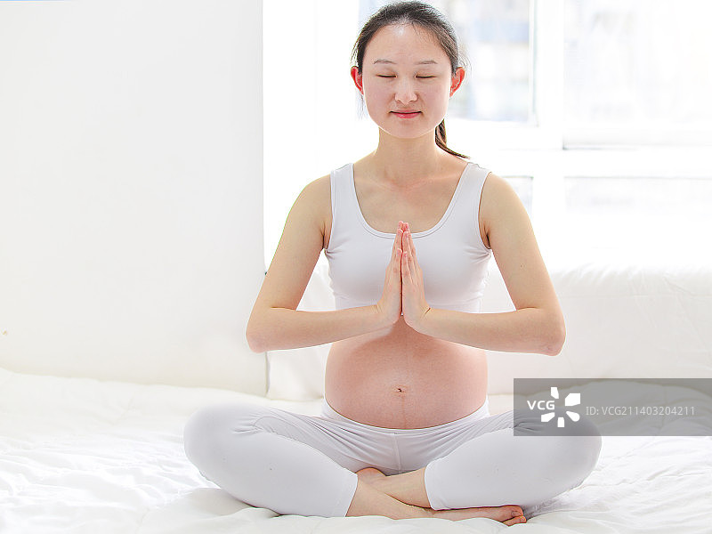 孕妇在练习瑜伽图片素材
