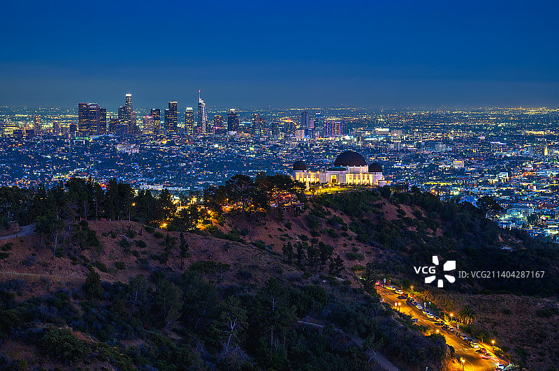 格里菲斯天文台和洛杉矶夜晚的天际线图片素材