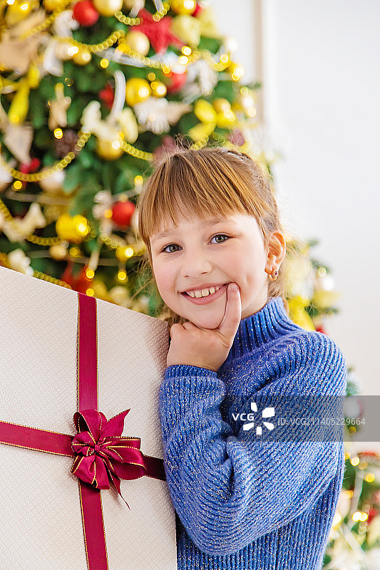 圣诞树旁的孩子选择性聚焦图片素材
