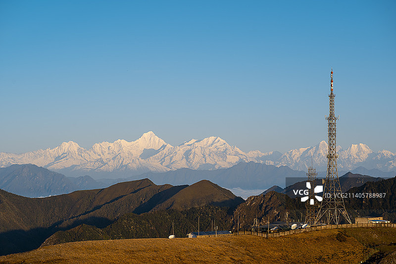 海拔3600的发射塔，能遥看贡嘎山图片素材