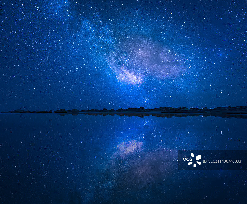 翡翠湖蓝色夜空中的星空映衬下的风景图片素材