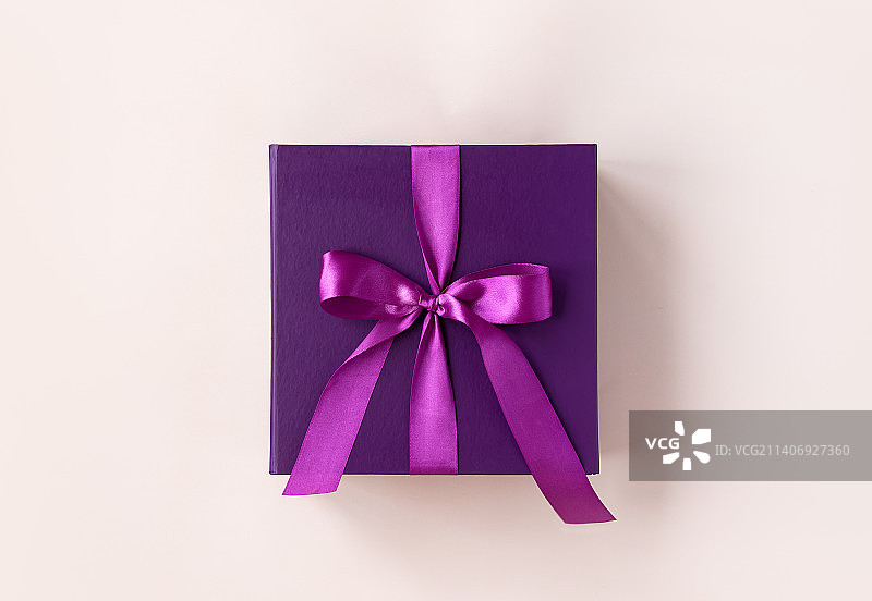 紫色礼盒与紫色蝴蝶结缎面软米色图片素材