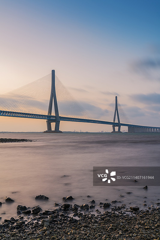 中国沪苏通长江大桥和长江滩涂风光图片素材