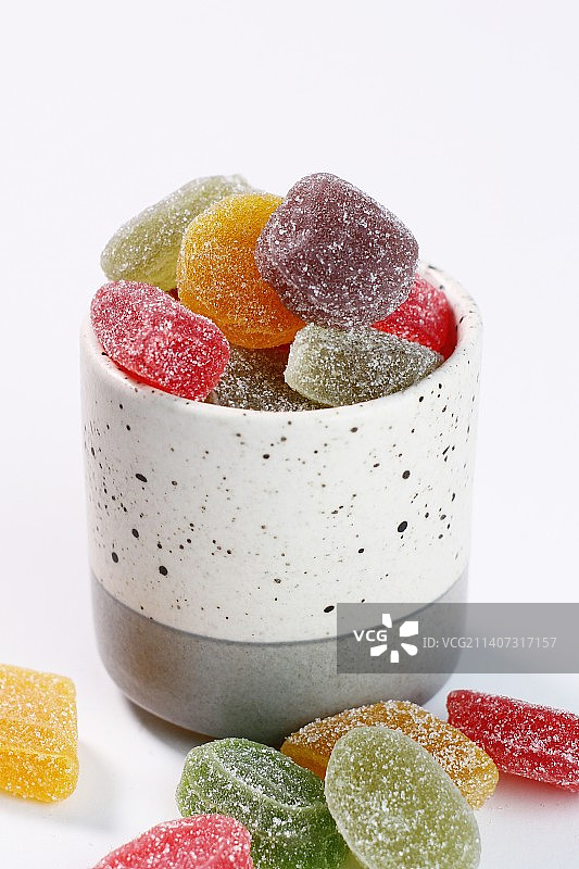 白色背景下碗里的糖果特写图片素材