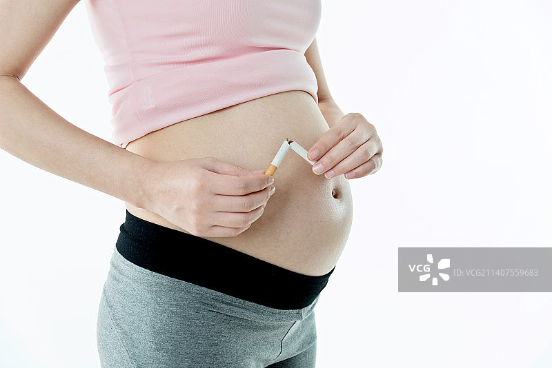 孕妇折断一根香烟图片素材