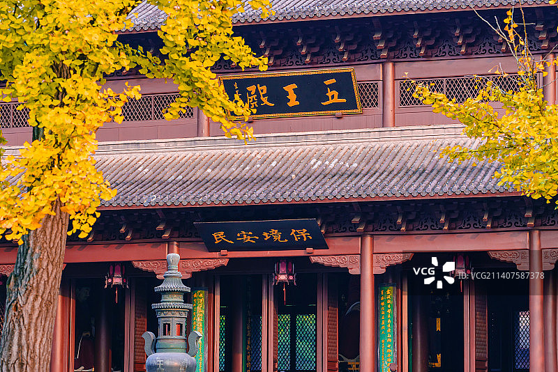 杭州钱王祠的建筑与枫叶图片素材