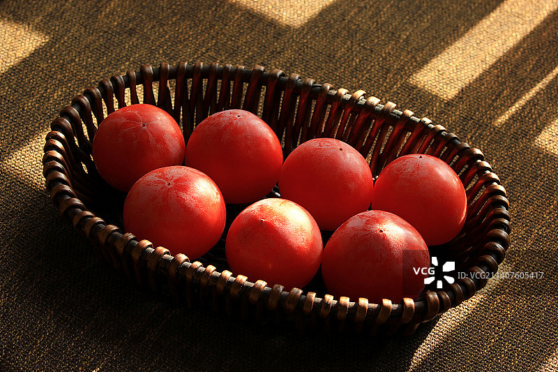 红透发亮的龙眼柿子图片素材