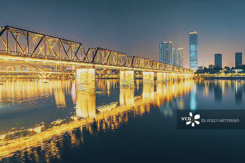 铁路桥和摩天大楼，广西柳州铁桥图片素材