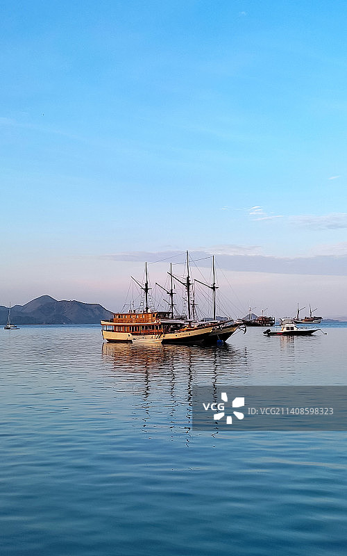 印度尼西亚纳闽巴乔，蓝天映衬下的大海风景图片素材