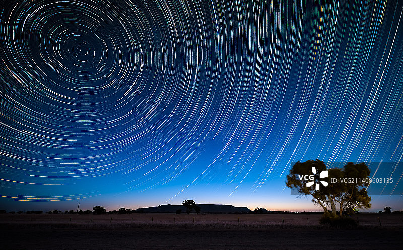 澳大利亚维多利亚州阿拉帕斯，夜空映衬下的星空风景图片素材